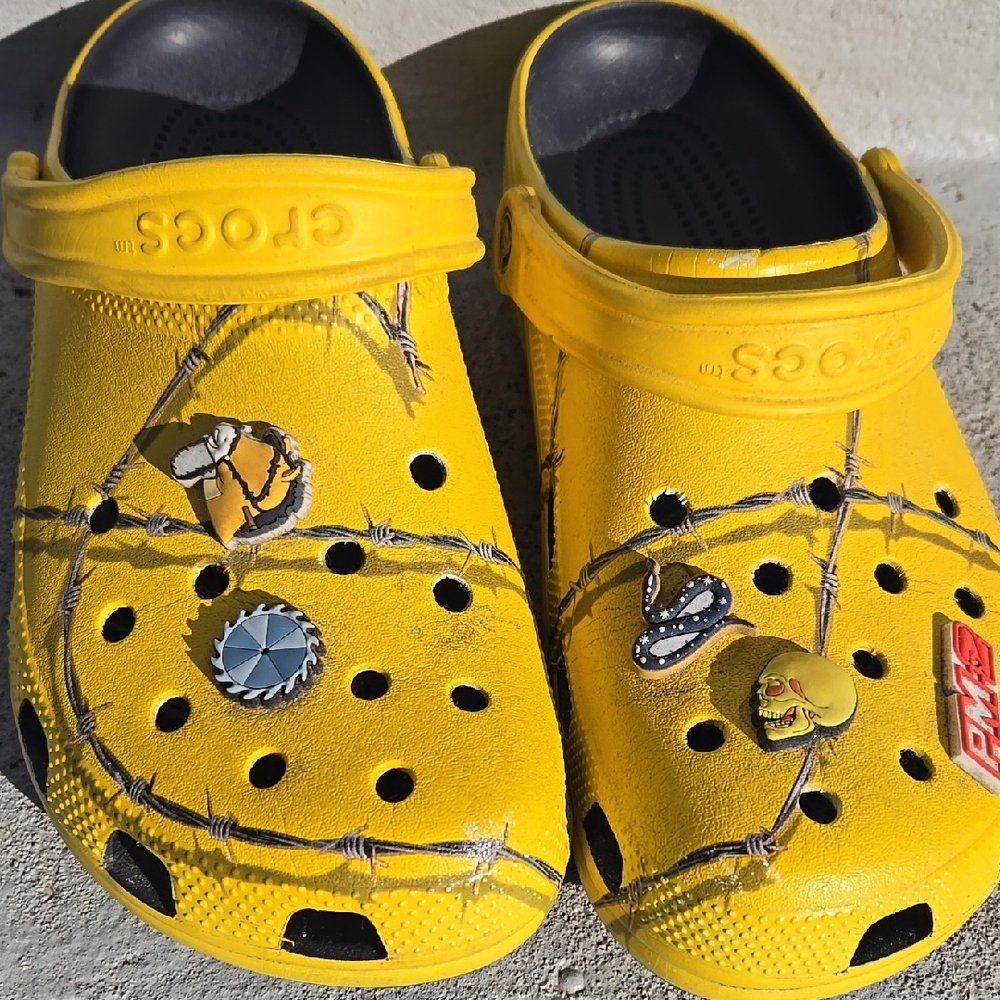 Post Malone Crocs w jibbitz barbed wire